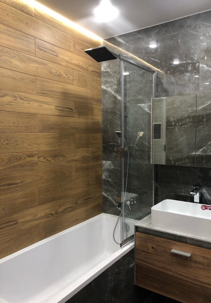 Mittelgroßes Modernes Badezimmer En Suite mit flächenbündigen Schrankfronten und schwebendem Waschtisch in Moskau