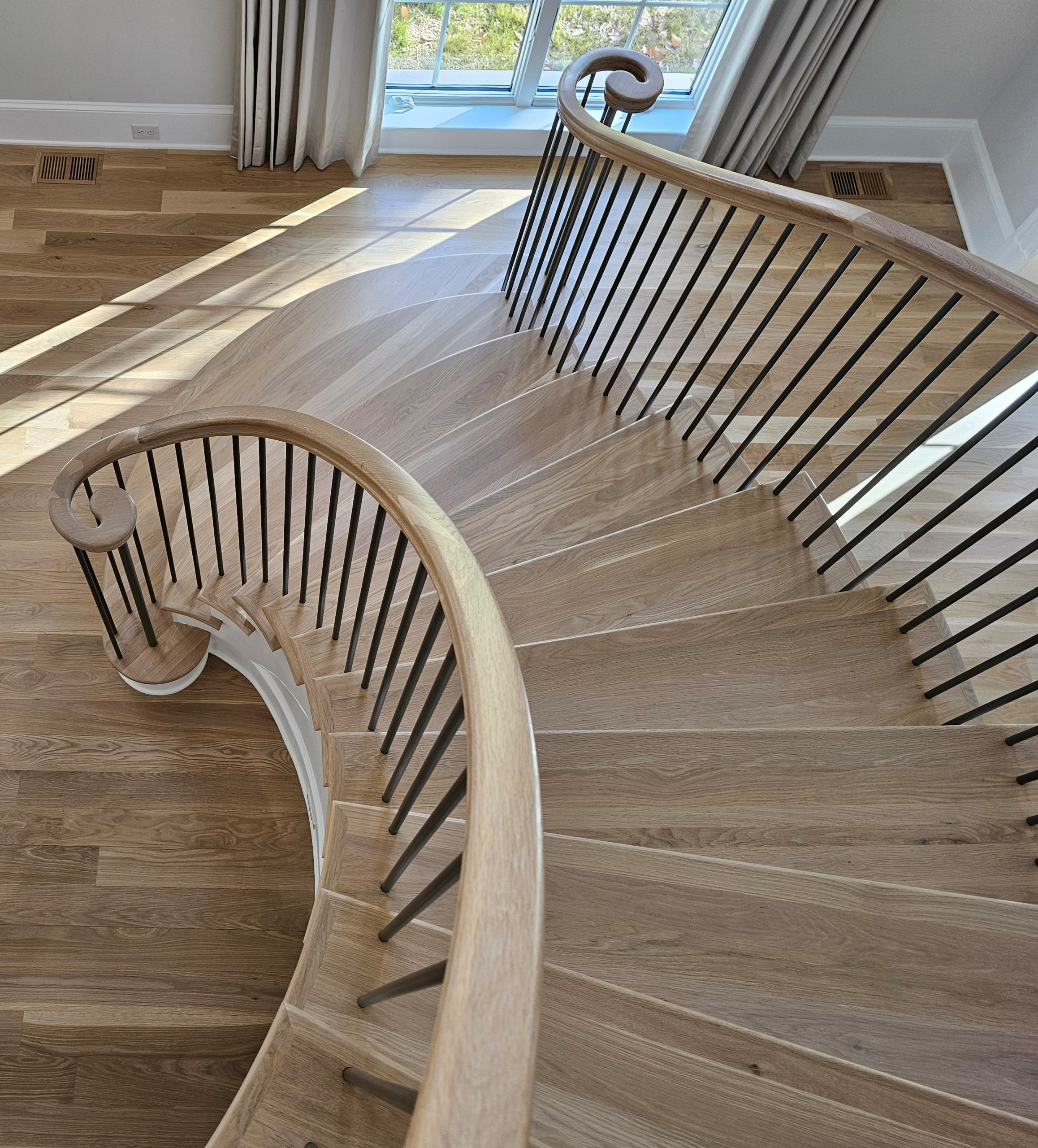 116_Elegant & Eye-catching Curved Staircase, Leesburg VA 20175