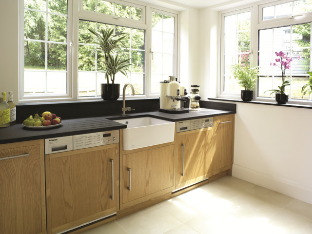 Storage & Clean Lines Kitchen moderne-koekken
