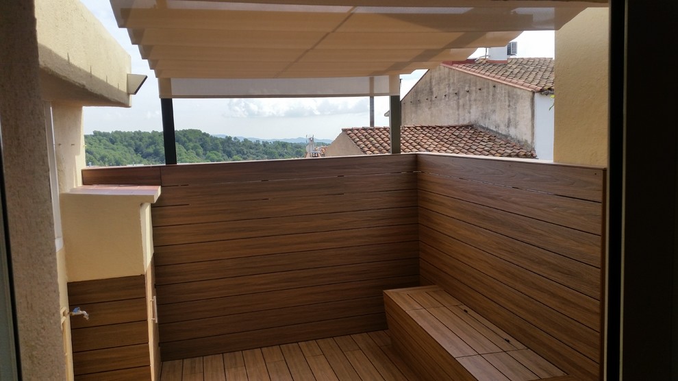 Diseño de terraza minimalista pequeña con toldo