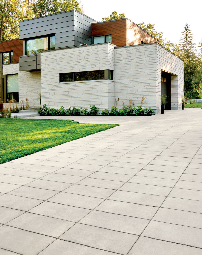 Idee per un vialetto d'ingresso minimalista davanti casa con pavimentazioni in cemento