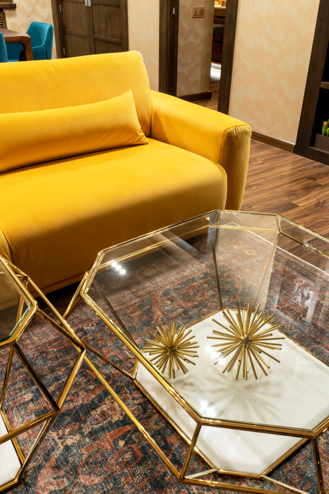 Все началось с желтого дивана...