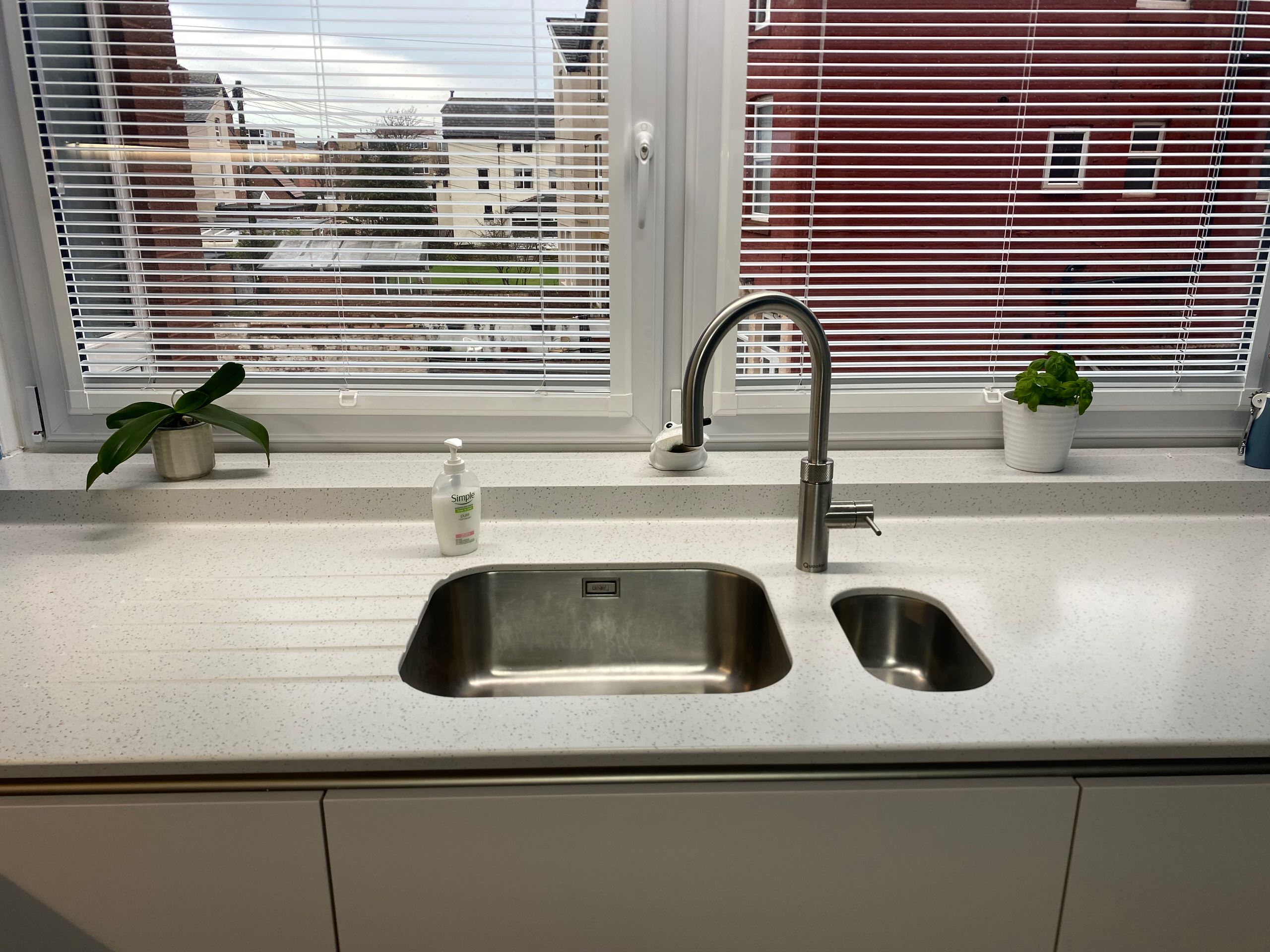Handleless Apartment Kitchen in Silk Gloss Loam Finish