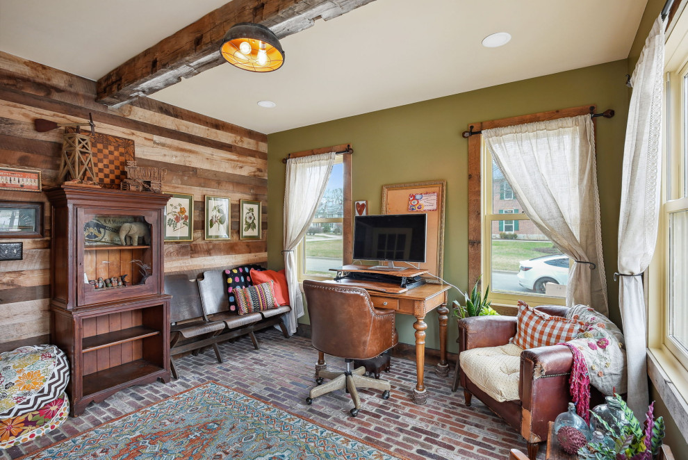 Imagen de despacho de estilo de casa de campo de tamaño medio con paredes verdes, suelo de ladrillo, escritorio independiente, suelo rojo y vigas vistas