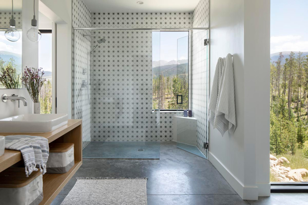 Источник вдохновения для домашнего уюта: главная ванная комната в скандинавском стиле с открытыми фасадами, светлыми деревянными фасадами, тумбой под две раковины и подвесной тумбой