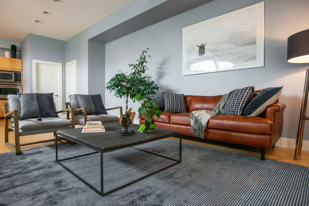 Свежая идея для дизайна: парадная, двухуровневая гостиная комната среднего размера в современном стиле с синими стенами и паркетным полом среднего тона без камина, телевизора - отличное фото интерьера