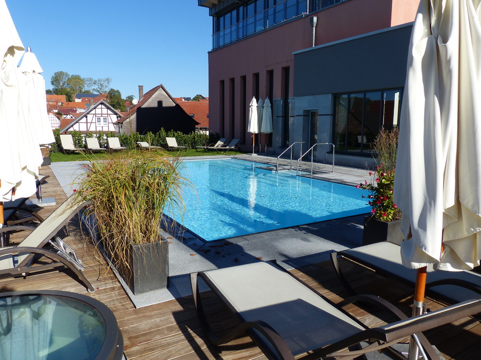 Modernes Pool im Innehof in rechteckiger Form in Sonstige