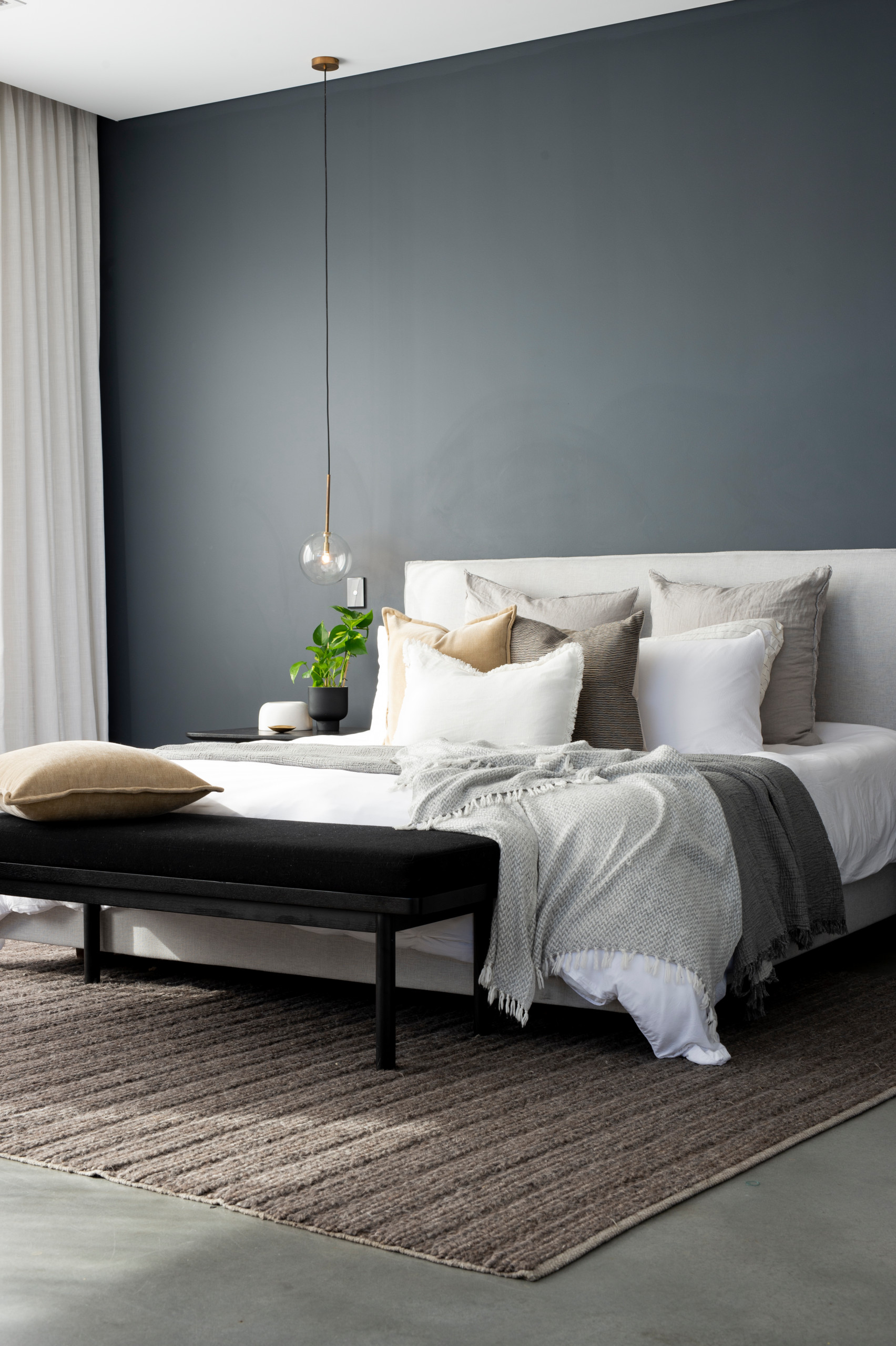 モダンスタイルのおしゃれな寝室 (グレーの床) のインテリア画像 75選