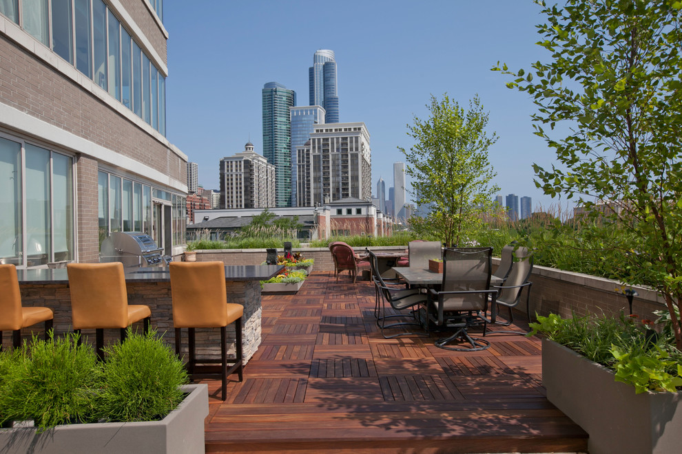 Design ideas for a contemporary deck in Chicago.