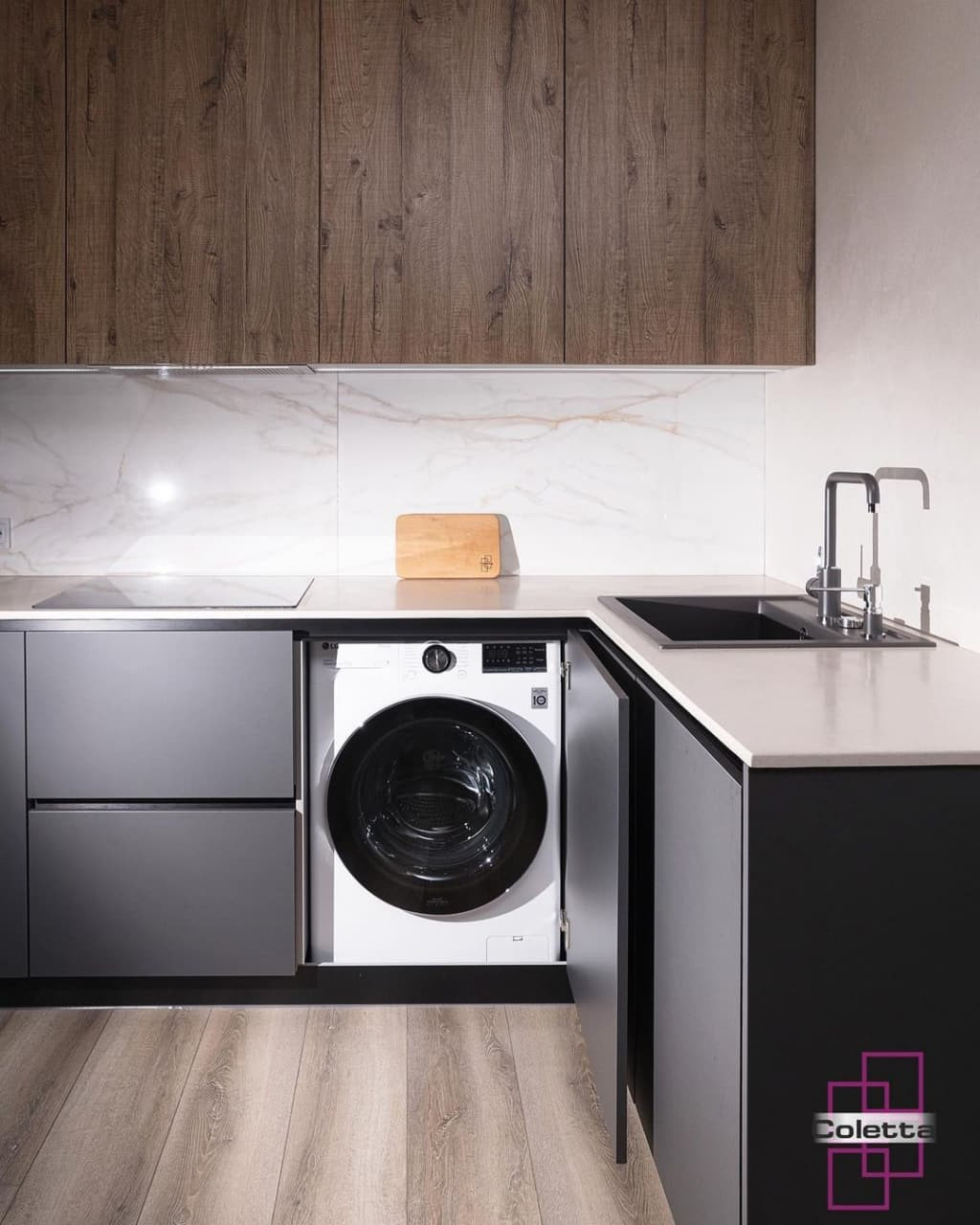 Черная угловая кухня с матовыми и коричневыми древесными фасадами