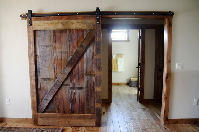 Rustic One Level traditional-entry