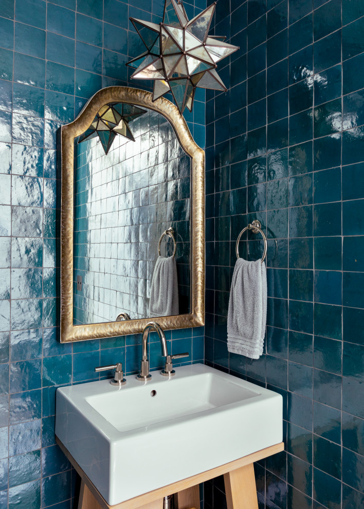 Foto di un grande bagno di servizio stile americano con ante in legno chiaro, piastrelle blu, piastrelle in terracotta, lavabo a consolle e mobile bagno freestanding