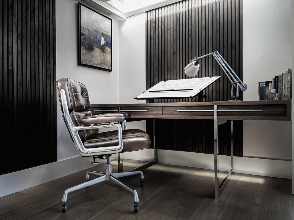 Inspiration pour un petit bureau vintage avec un mur blanc, parquet foncé, un bureau indépendant, un sol marron et du lambris.