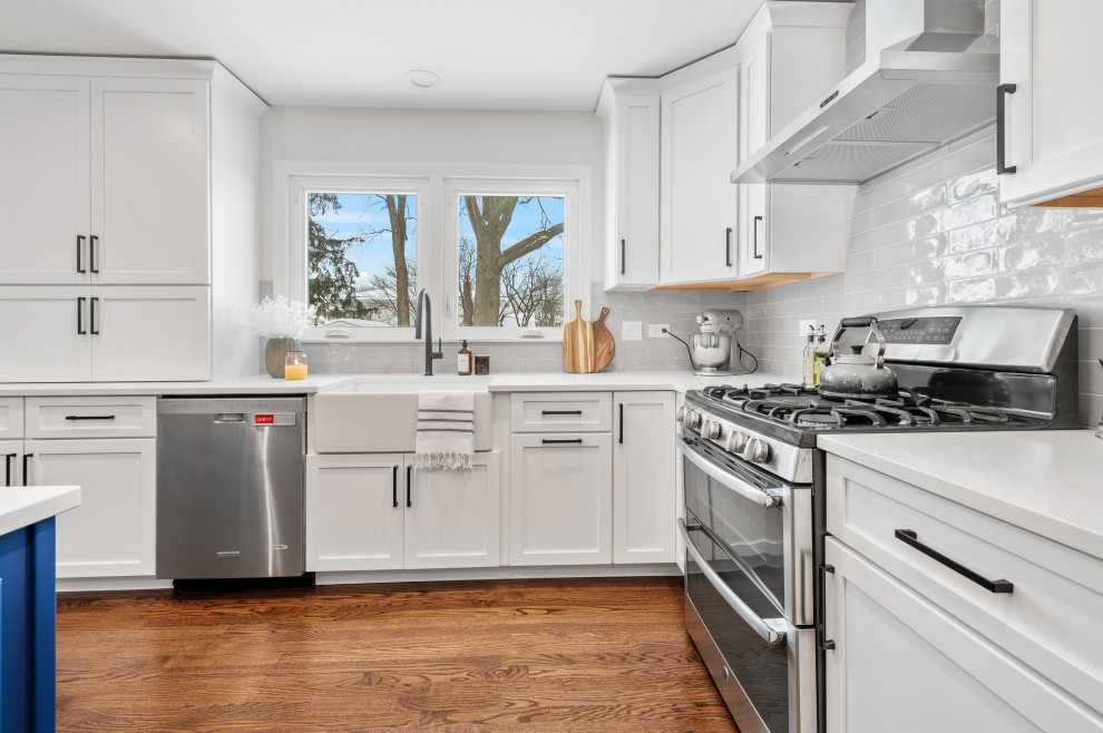 Transitional kitchen photo in Chicago