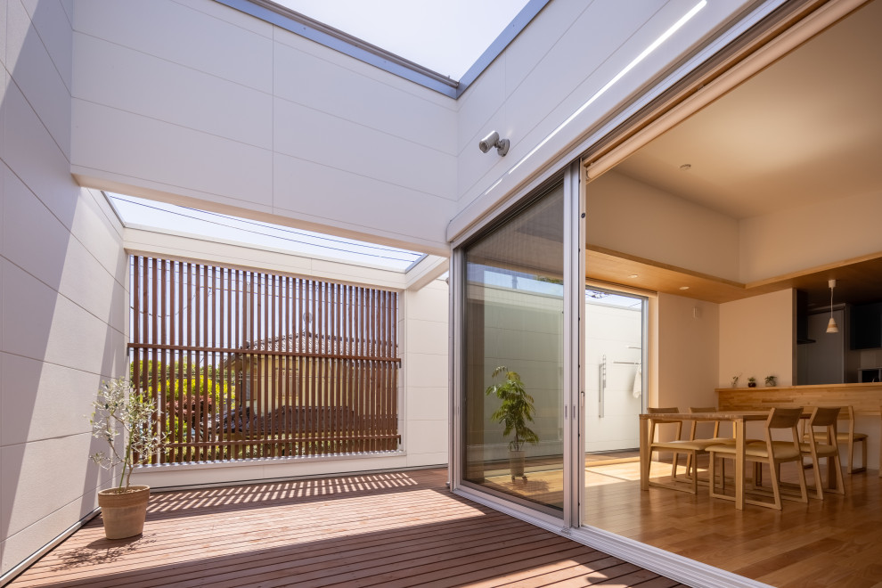 Design ideas for a modern courtyard patio in Tokyo Suburbs with decking.