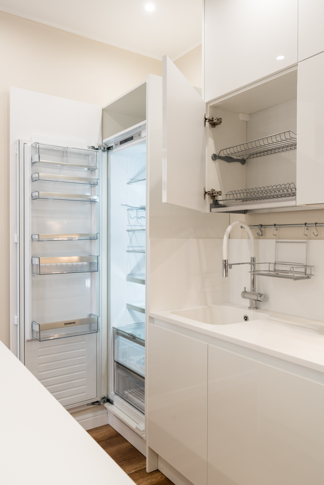 Белая кухня, черные кубы. Модель Vector. Дизайнер Игорь Степанов