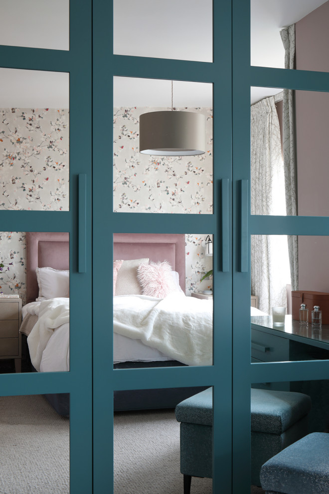 На фото: хозяйская спальня среднего размера в современном стиле с обоями на стенах с