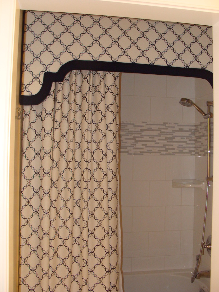Inspiration for a transitional home design remodel in Chicago