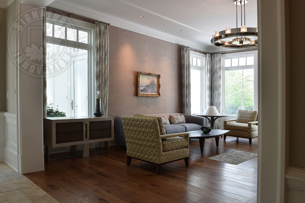Idée de décoration pour un grand salon tradition avec une salle de réception, un mur gris, un sol en bois brun, un sol marron et du papier peint.