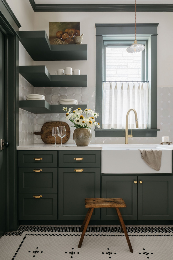 Exempel på ett mellanstort klassiskt vit linjärt vitt kök och matrum, med flerfärgat golv, luckor med infälld panel, gröna skåp, bänkskiva i kvartsit, vitt stänkskydd, stänkskydd i keramik, en rustik diskho, rostfria vitvaror och klinkergolv i keramik