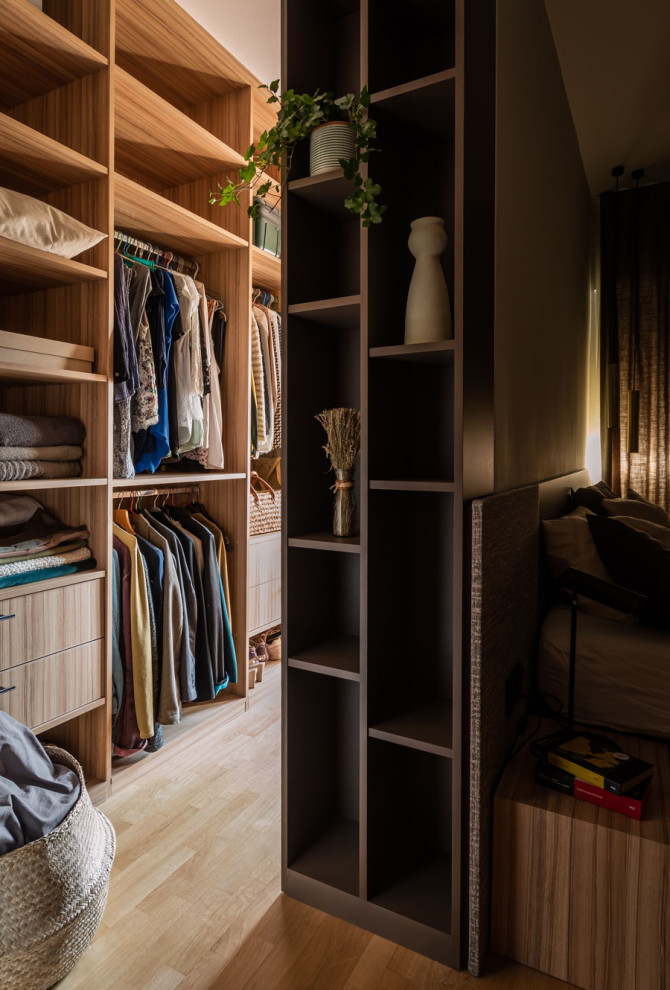 Foto de armario y vestidor contemporáneo de tamaño medio con suelo de madera en tonos medios