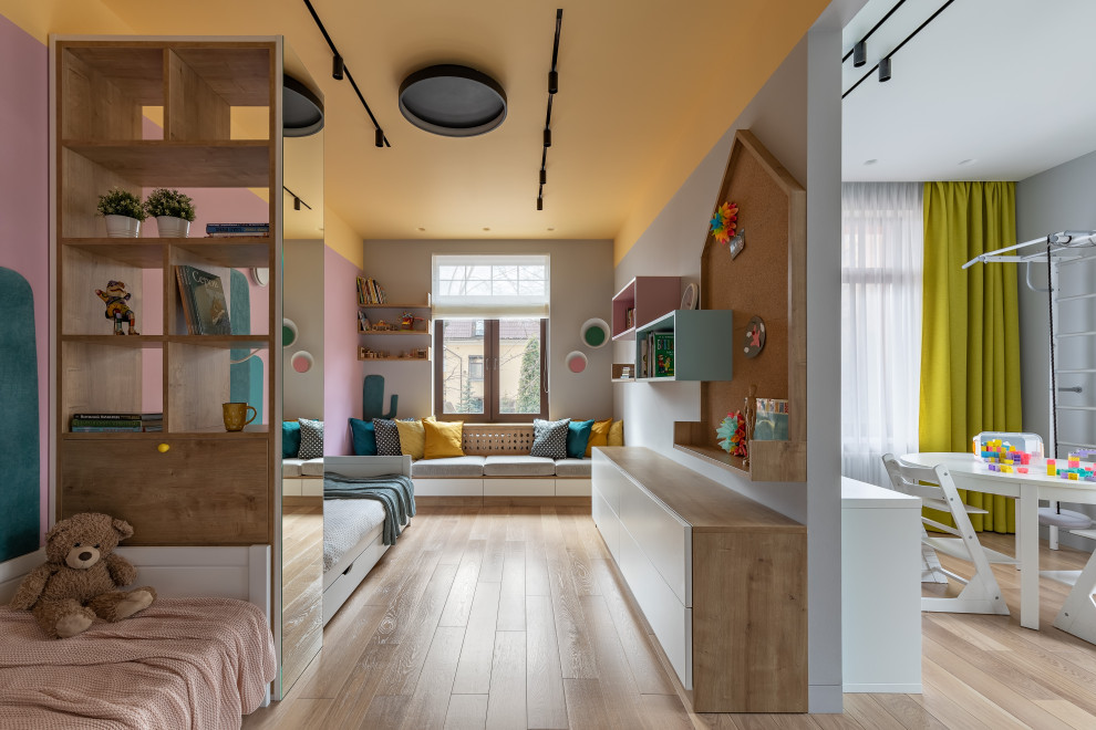 Inspiration för mellanstora moderna barnrum för 4-10-åringar, med flerfärgade väggar, mellanmörkt trägolv och brunt golv