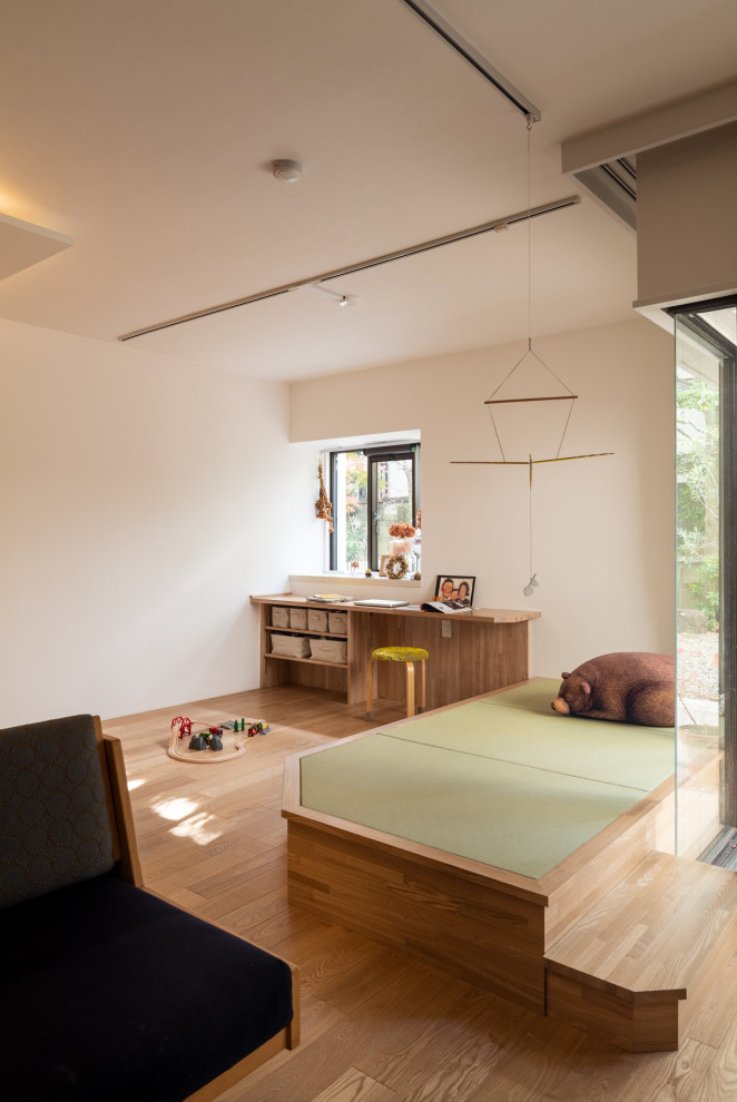 Immagine di un soggiorno scandinavo con pareti bianche, pavimento in compensato, nessun camino, soffitto in carta da parati e carta da parati