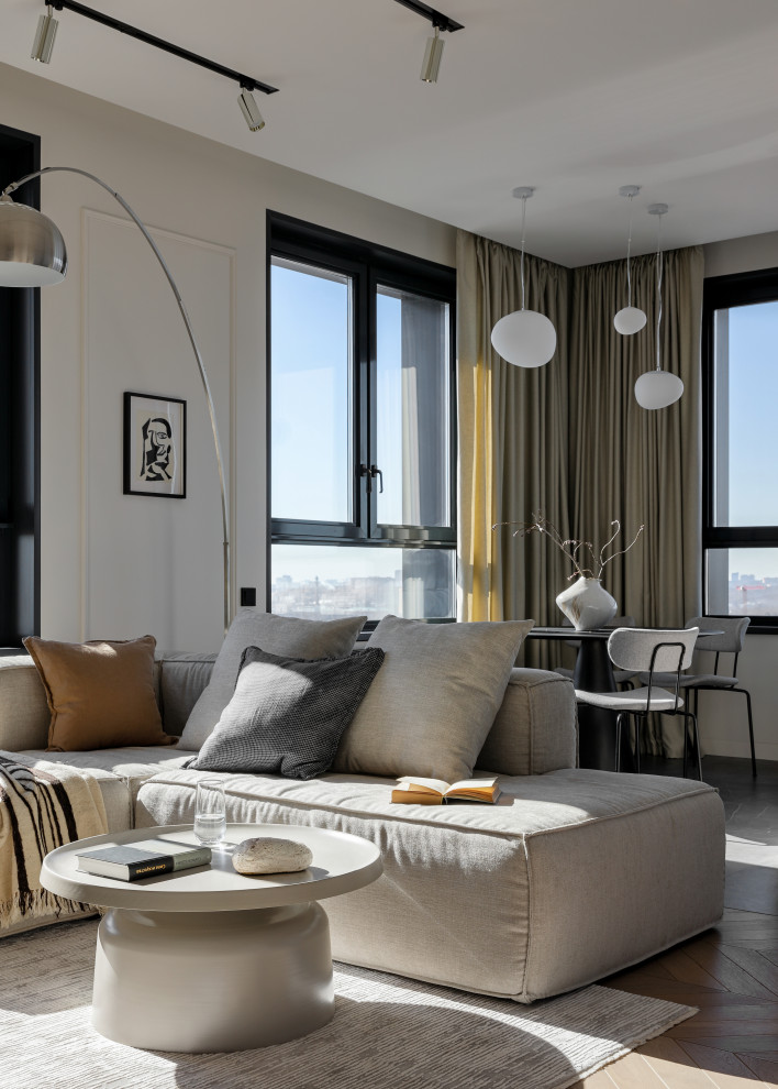 Idee per un soggiorno design di medie dimensioni con pareti bianche, pavimento in legno massello medio e pavimento marrone