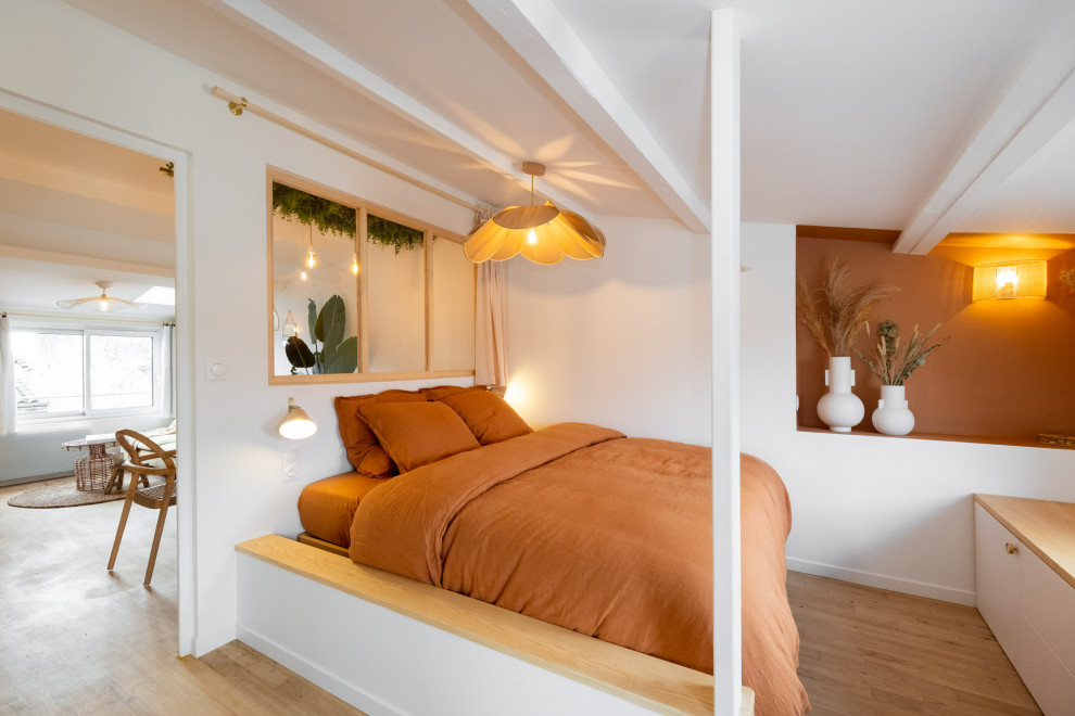 ディジョンにあるコンテンポラリースタイルのおしゃれな寝室のレイアウト