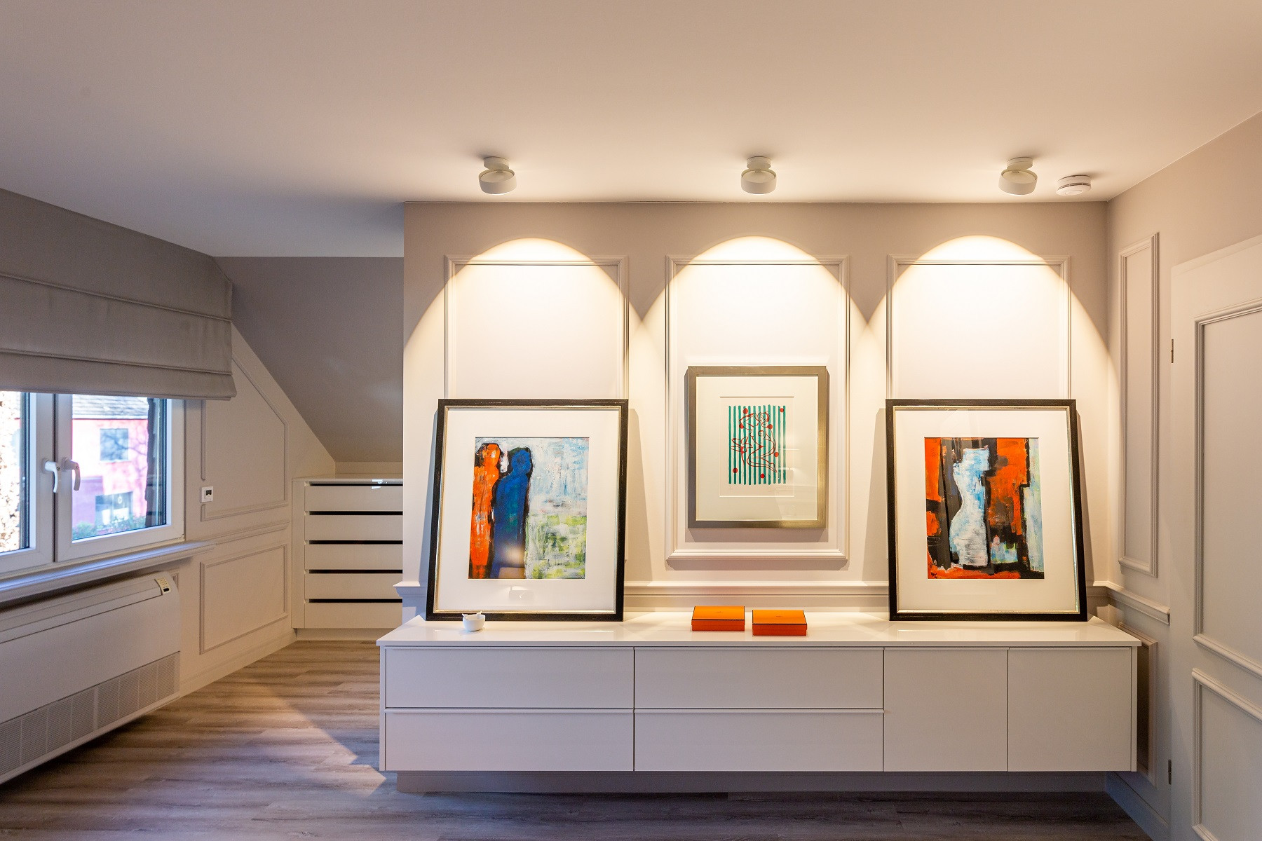 Trennwand mit Konsole und Kunst im rechten Licht