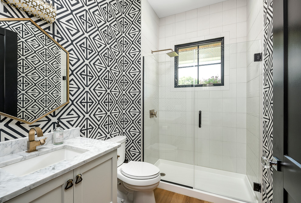 This is an example of a transitional bathroom in Chicago.