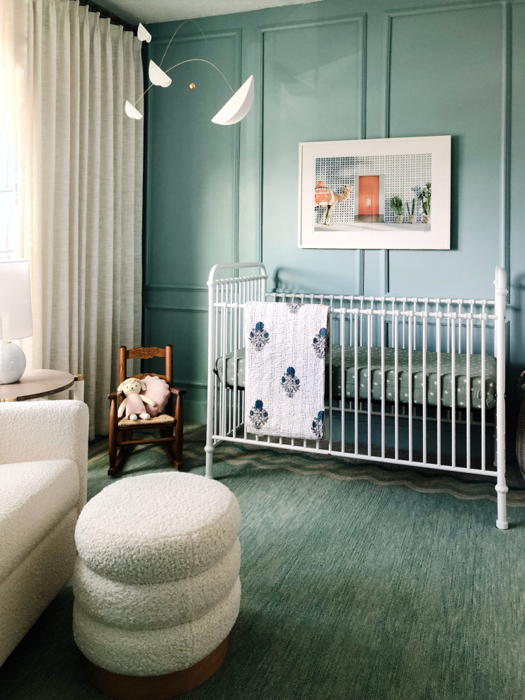 Esempio di una piccola cameretta per neonati stile marinaro con pareti blu, moquette, pavimento beige e pannellatura