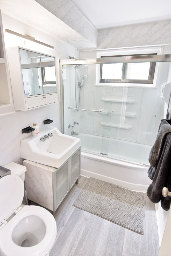 Inspiration för små moderna en-suite badrum, med luckor med glaspanel, vita skåp, en dusch/badkar-kombination, en toalettstol med separat cisternkåpa, röd kakel, porslinskakel, vita väggar, laminatgolv, ett väggmonterat handfat, grått golv och dusch med skjutdörr