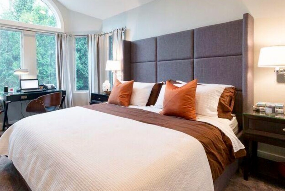 Bedroom - transitional bedroom idea in Chicago