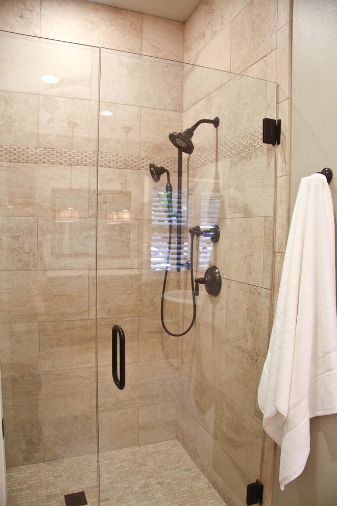 Imagen de cuarto de baño contemporáneo con puertas de armario de madera en tonos medios