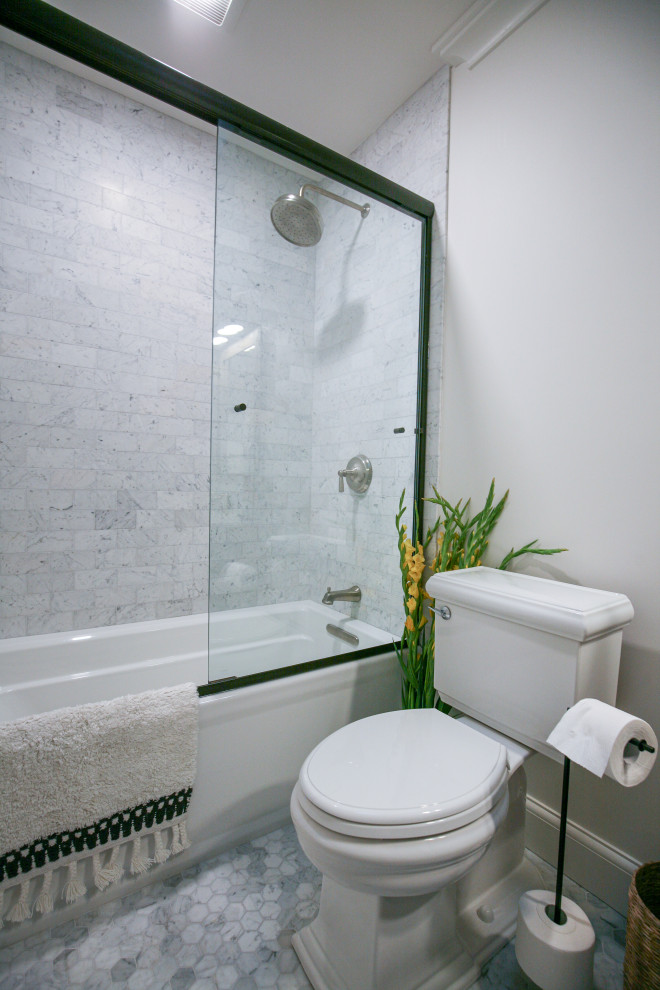 Exemple d'une douche en alcôve montagne en bois foncé de taille moyenne avec un placard à porte shaker, une baignoire en alcôve, WC à poser, un carrelage gris, du carrelage en marbre, un mur blanc, un sol en marbre, un lavabo posé, un plan de toilette en marbre, un sol gris, une cabine de douche à porte coulissante, un plan de toilette gris, meuble simple vasque et meuble-lavabo encastré.