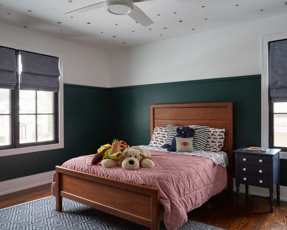 Mittelgroßes Country Kinderzimmer mit grüner Wandfarbe, braunem Holzboden, braunem Boden, Tapetendecke und vertäfelten Wänden in Chicago