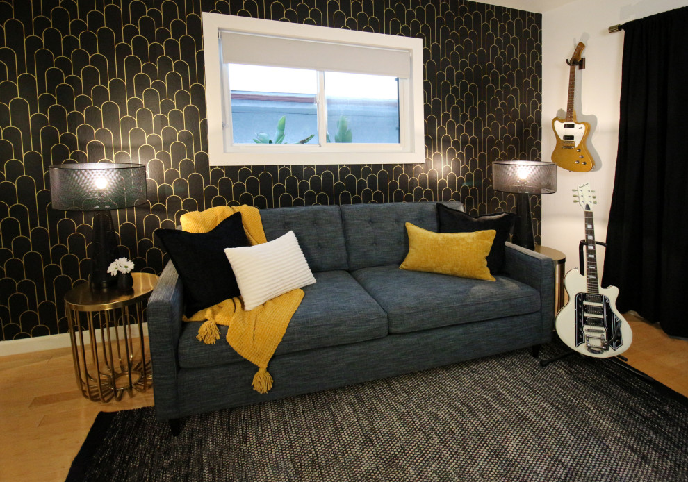 Foto de habitación de invitados minimalista pequeña con paredes negras, suelo negro y papel pintado
