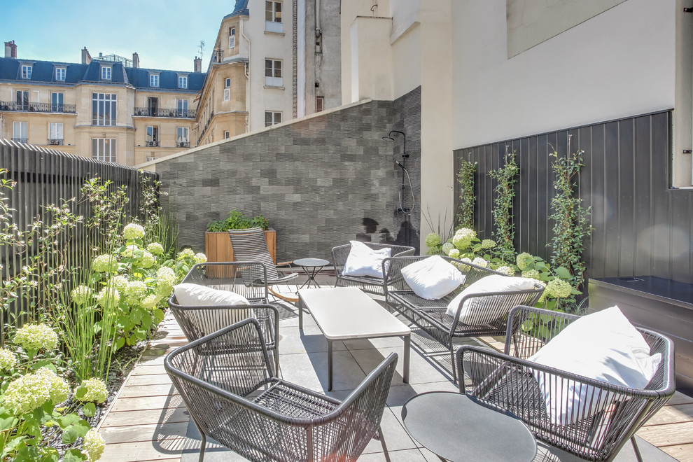 Mid-sized rooftop and rooftop deck in Paris with an outdoor shower, no cover and mixed railing.