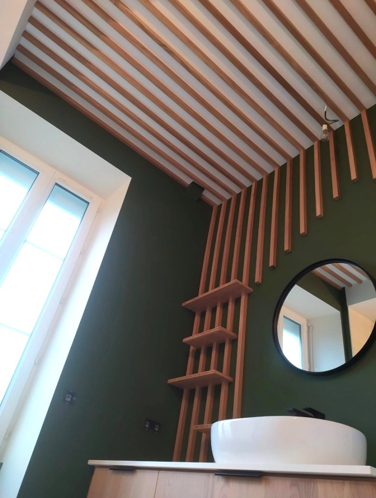 Пример оригинального дизайна: маленькая главная ванная комната в скандинавском стиле с светлыми деревянными фасадами, открытым душем, белой плиткой, зелеными стенами, накладной раковиной, столешницей из ламината, разноцветным полом, открытым душем, белой столешницей, тумбой под одну раковину, подвесной тумбой, потолком из вагонки и стенами из вагонки для на участке и в саду