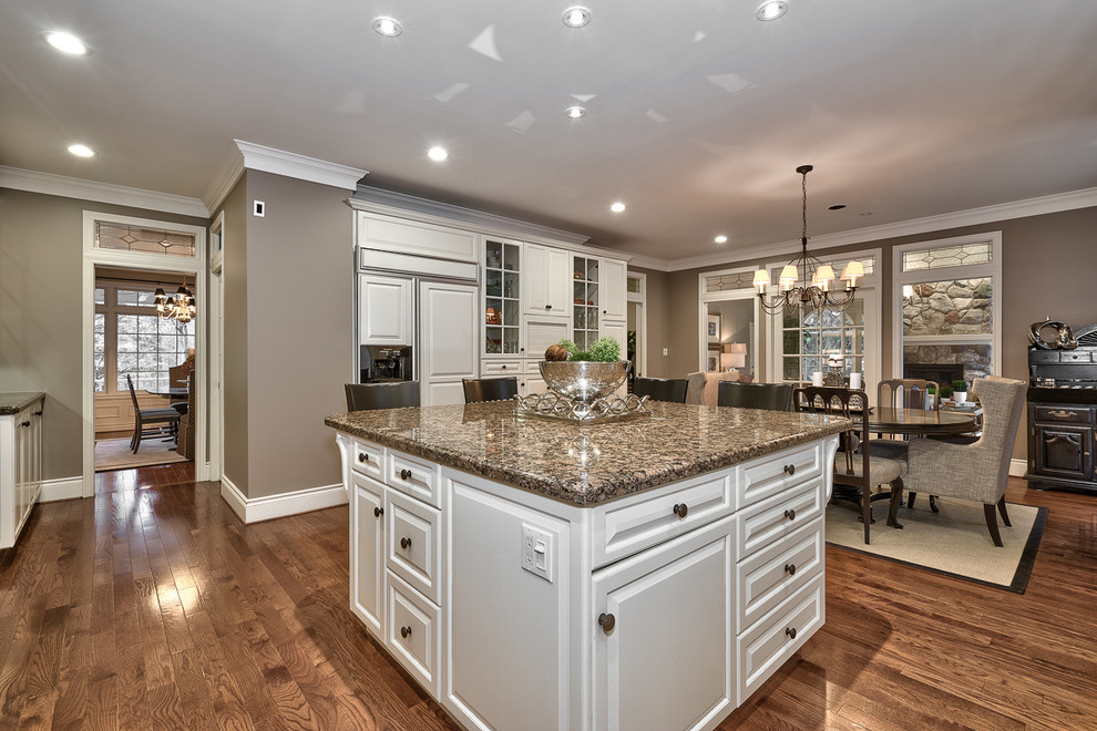 Transitional kitchen photo in Toronto