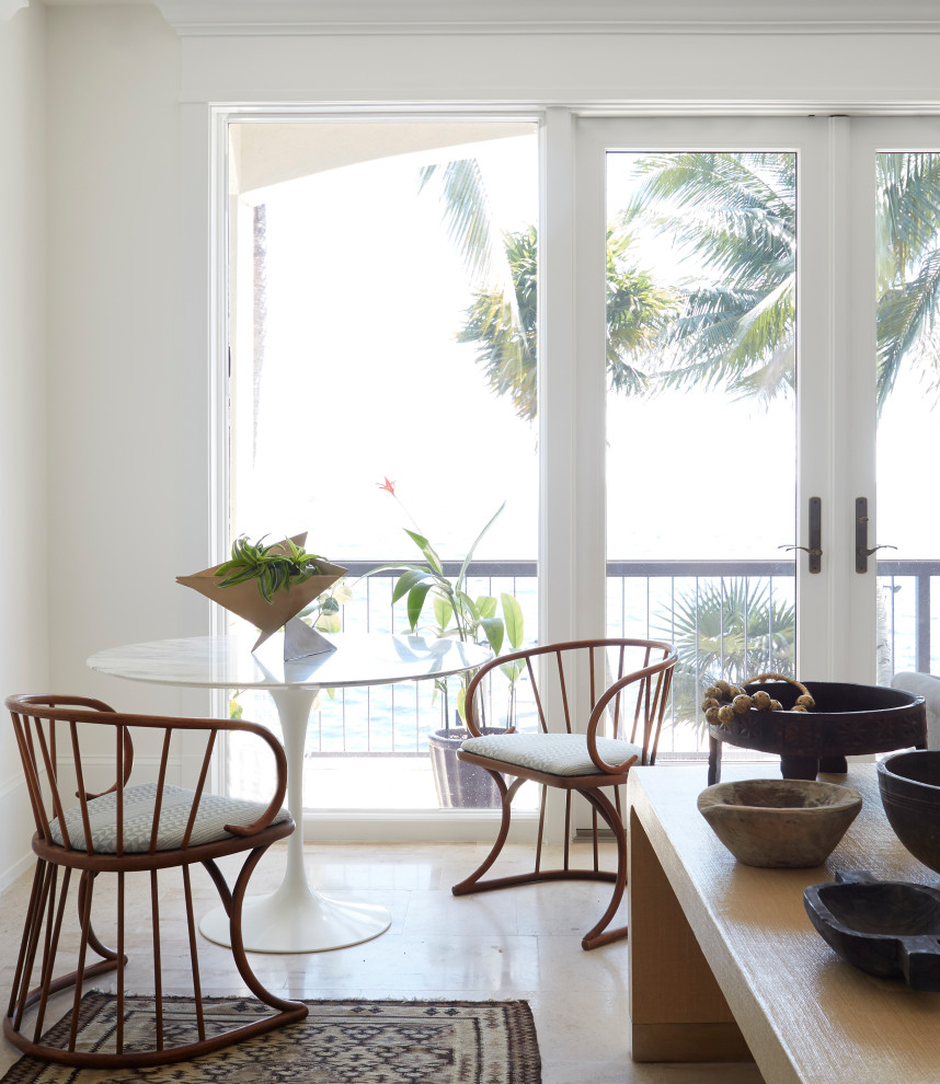 Foto di un angolo colazione tropicale con pareti bianche e pavimento beige