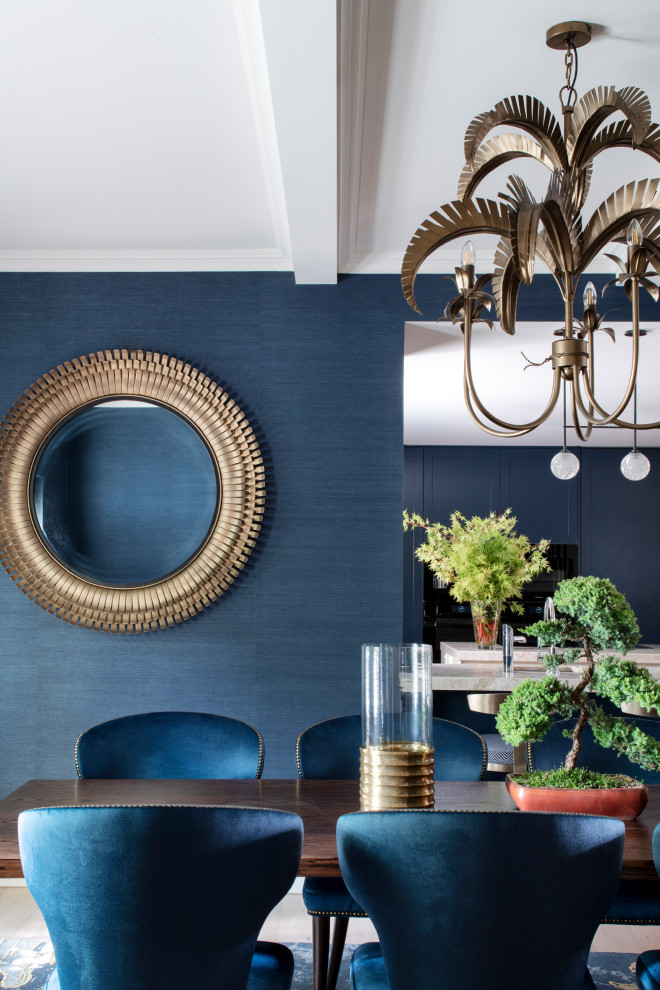 Idee per una grande sala da pranzo aperta verso la cucina design con pareti blu, parquet chiaro, travi a vista e carta da parati