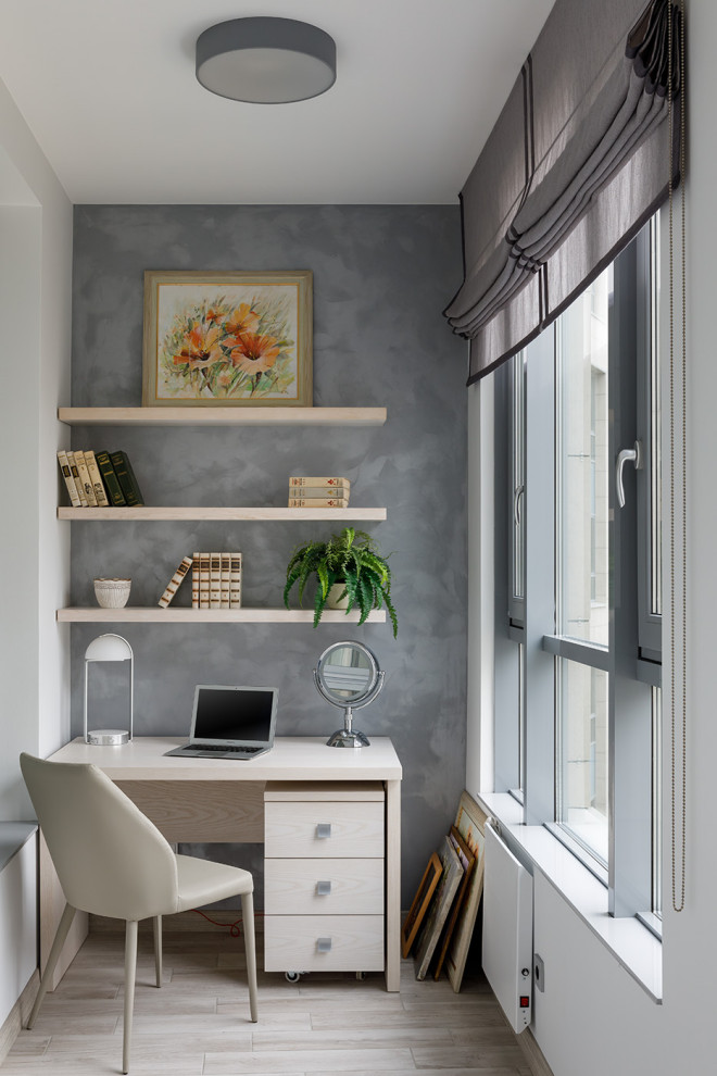 This is an example of a contemporary home office in Saint Petersburg.