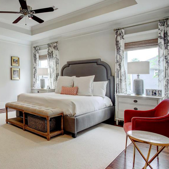 Großes Klassisches Hauptschlafzimmer mit grauer Wandfarbe, braunem Holzboden, braunem Boden und eingelassener Decke in Houston