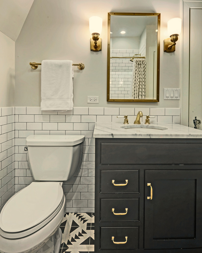Example of a transitional home design design in Chicago