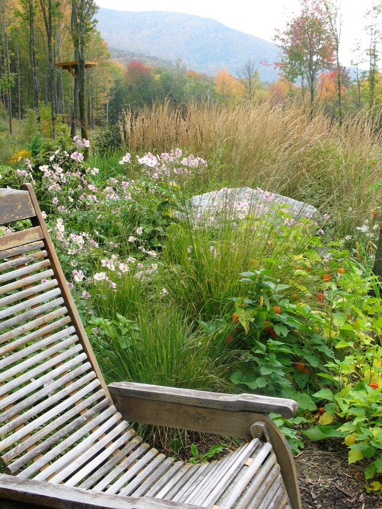 Inspiration for a mid-sized eclectic backyard full sun garden in Burlington.