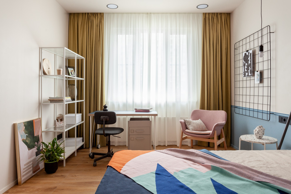 Пример оригинального дизайна: спальня в современном стиле с разноцветными стенами, паркетным полом среднего тона и коричневым полом