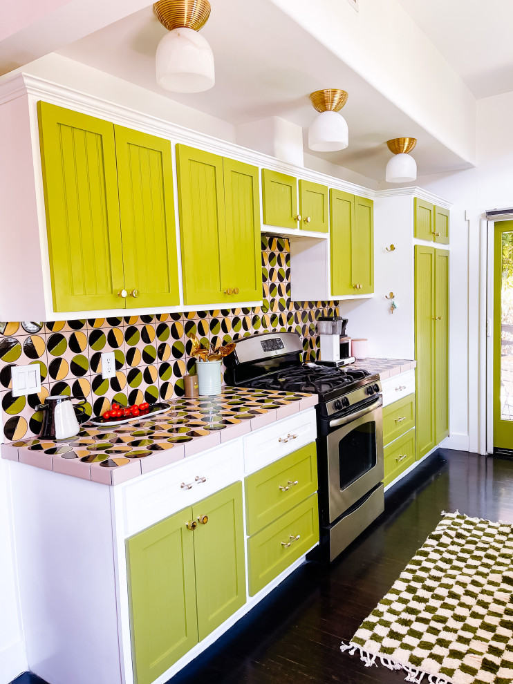 Idée de décoration pour une cuisine minimaliste avec plan de travail carrelé, une crédence multicolore, une crédence en céramique et un plan de travail multicolore.