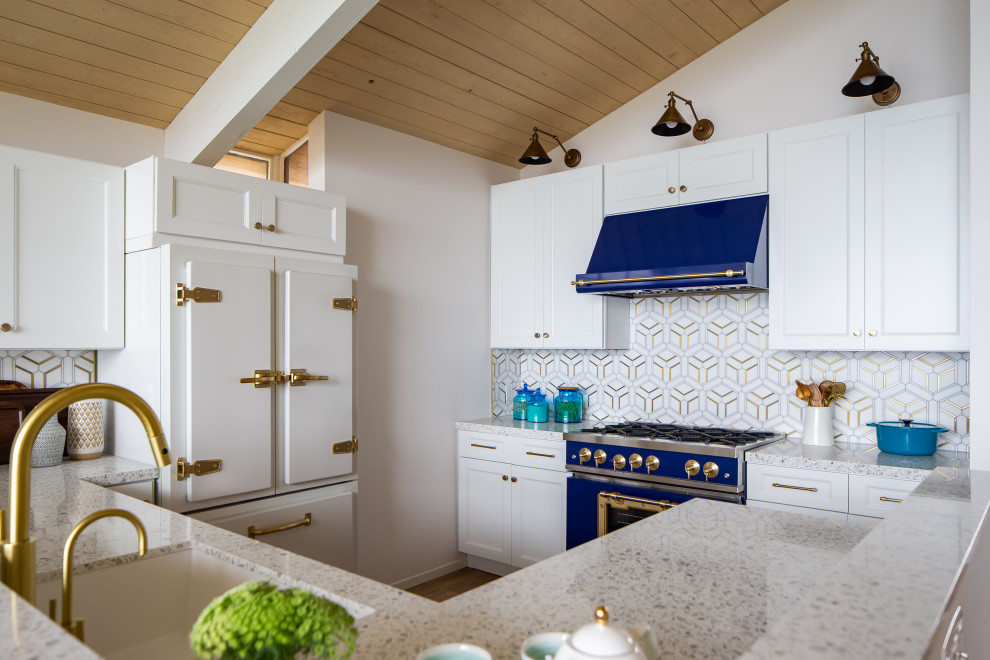 This is an example of a retro kitchen in Orange County.